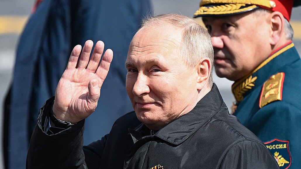 Ruský prezident Vladimir Putin a ministr obrany Sergej ojgu na oslavách Dne...