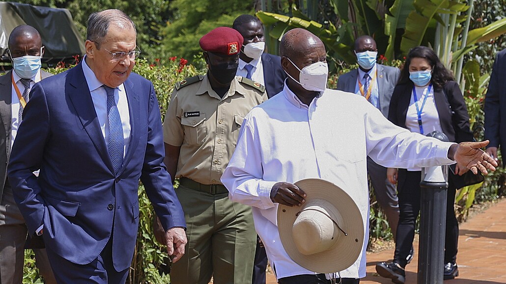 Ruský ministr zahranií Sergej Lavrov a ugandský prezident Yowerei Museveni v...