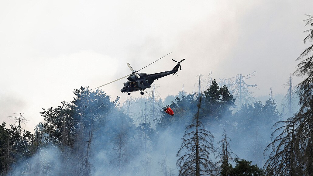 Vrtulník s bambi vakem se chystá hasit poár v NP eské výcarsko. (26....