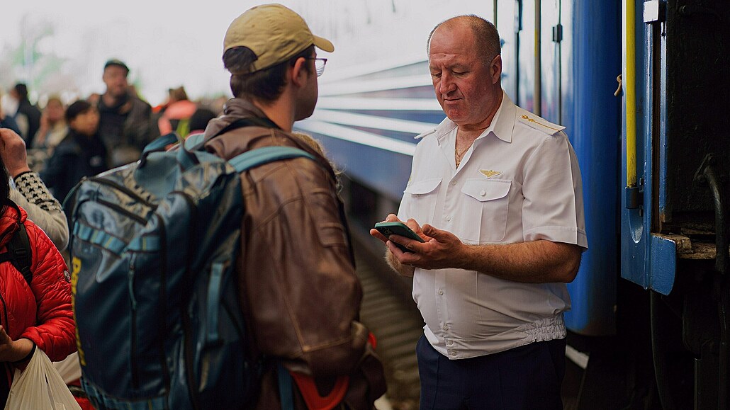 Průvodčí v ukrajinském Lvově kontroluje doklady muže, který nastupuje do vlaku...