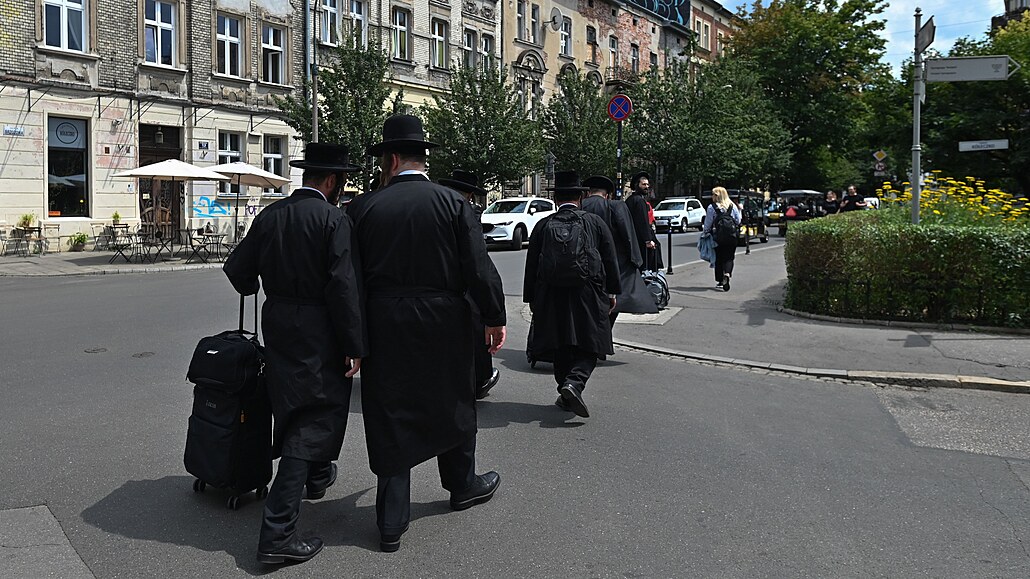 Skupina ortodoxních �id� v polském Krakov�, která ode�la z Ruska. (7. �ervence...