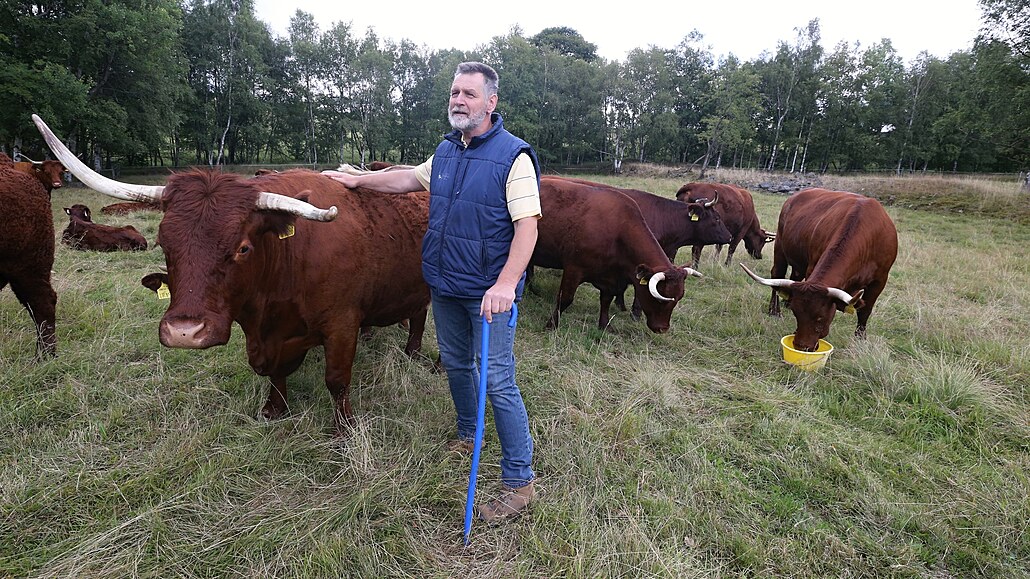 Adolf Loos s krávami plemene Salers, které je ideální do drsnjích podmínek.
