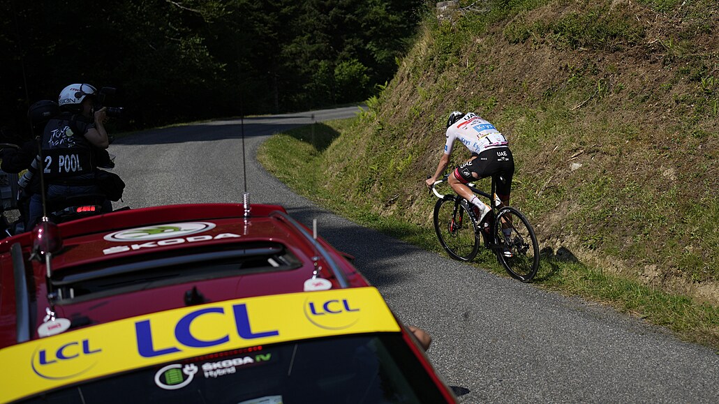 Slovinský cyklista Tadej Pogaar v 18. etap Tour de France po pádu znovu usedá...