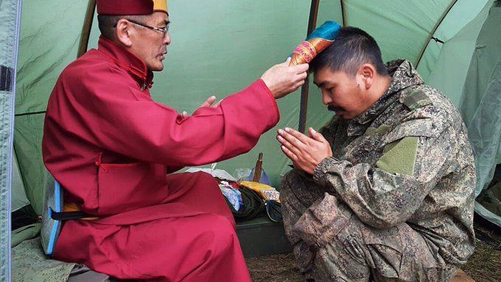 Modlitba. Burjat slouící na Ukrajin v ruské armád se modlí s buddhistickým...