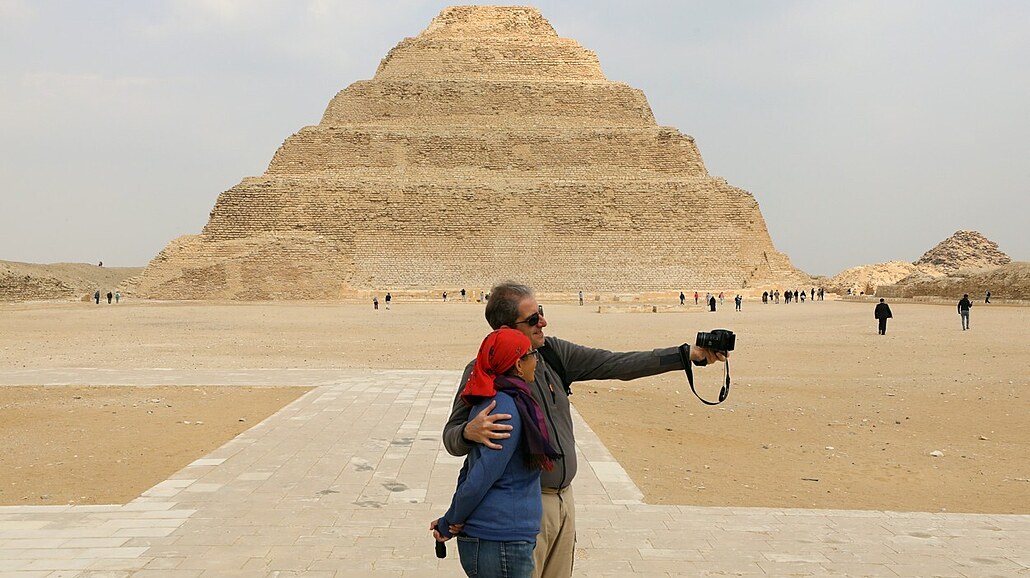 Turisté se fotí ped Dosíeovou pyramidou v egyptské Sakkae. Místní úady...
