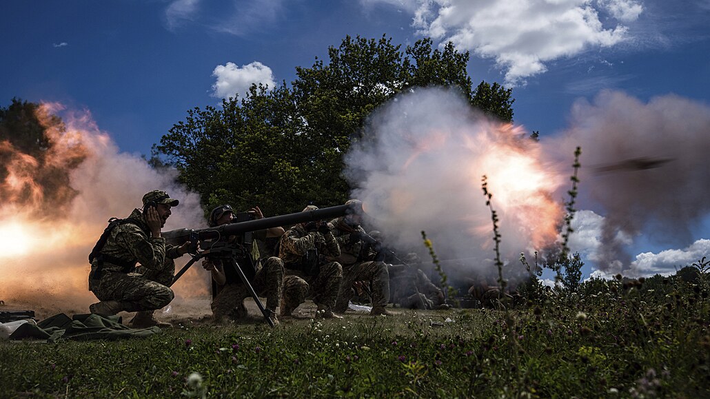 Ukrajintí vojáci stílejí z bazuky SPG-9 bhem výcviku v Charkovské oblasti....