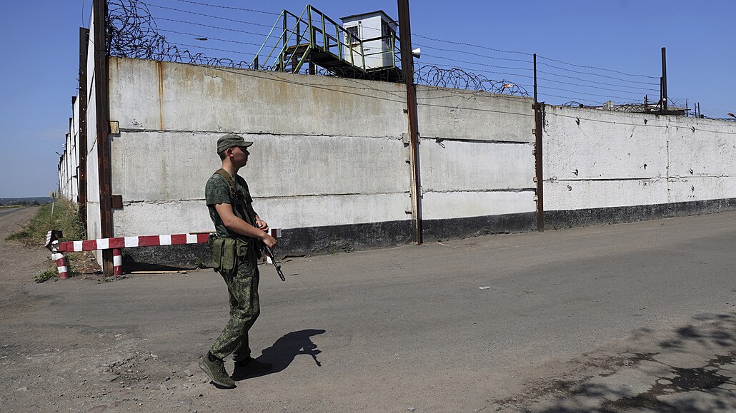 Voják stojí na strái u zdi vznice v Olenivce, v oblasti kontrolované...