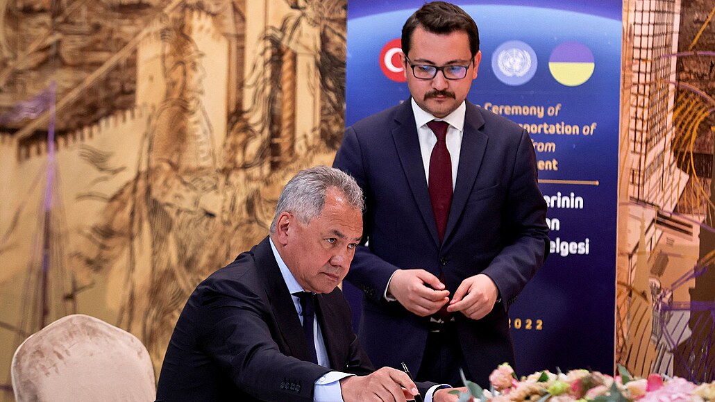 Ruský ministr obrany Sergej ojgu v Istanbulu za Rusko podepsal dohodu...