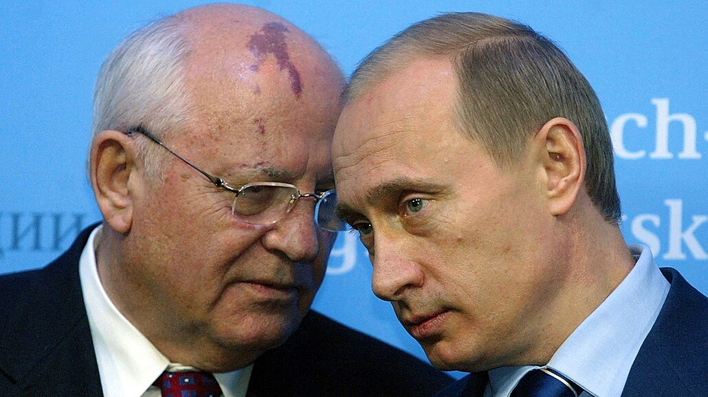 Poslední prezident Sovtského svazu Michail Gorbaov (vlevo) a ruský prezident...