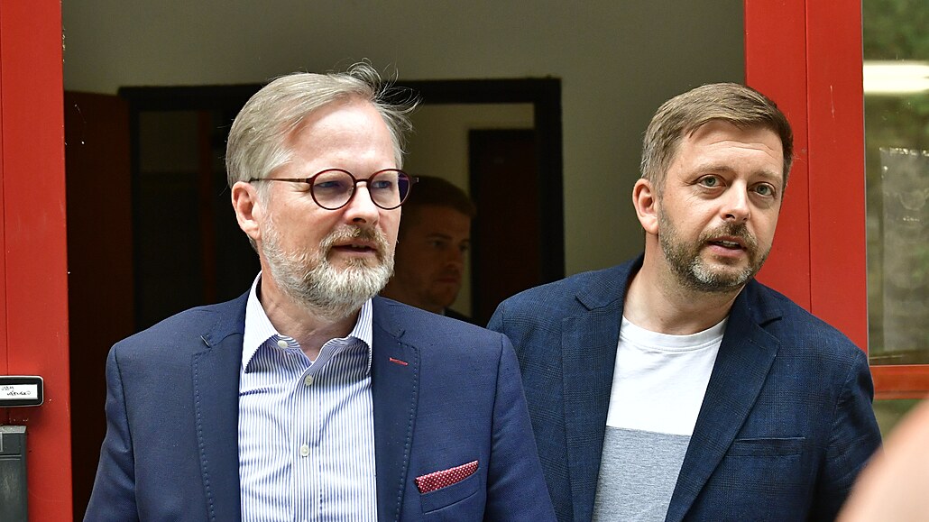 Premiér Petr Fiala (vlevo) a ministr vnitra Vít Rakuan zamíili do Henska....