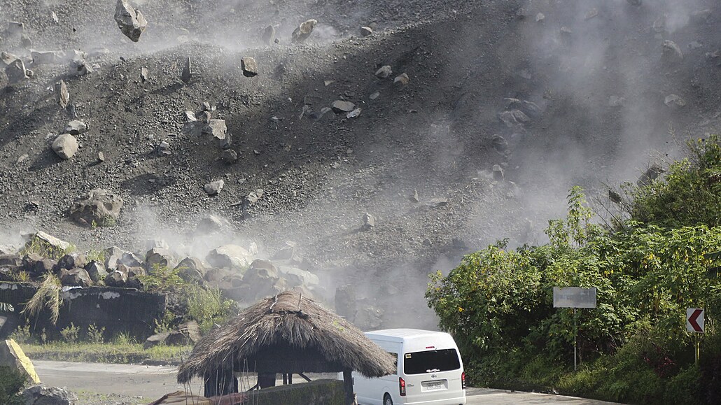 Balvany padající na silnici - následky silného zemětřesení vě městě Bauko ve...