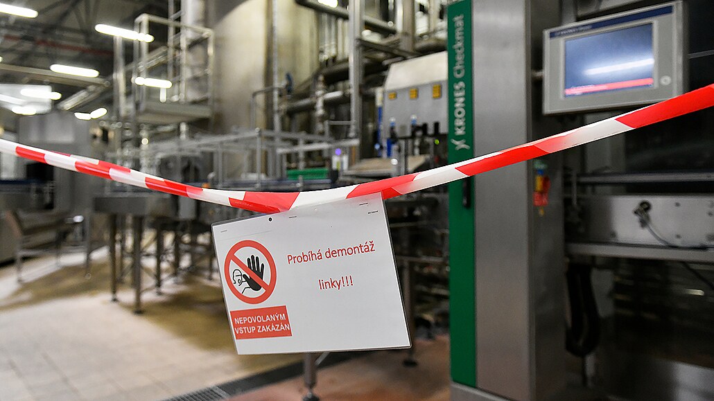Pivovar demontuje linku na plnní plastových láhví. (28. ervence 2022)
