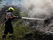Hasič zasahuje u požáru v Národním parku České Švýcarsko. (26. července 2022)