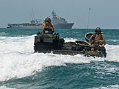 Oboj�ivelné bojové vozidlo americké armády b�hem cvi�ení v roce 2012. (2. února...