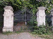 Vstupní brána na starý bohnický hřbitov se bude brzy celá rekonstruovat.