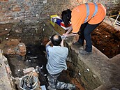 Odebírání keramických nádob z varné podesty pece.