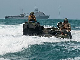 Oboj�ivelné bojové vozidlo americké armády b�hem cvi�ení v roce 2012. (2. února...