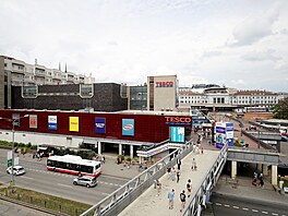 Obchodní d�m, nyní pod hlavi�kou Teska, stojí u hlavního brn�nského nádra�í od...