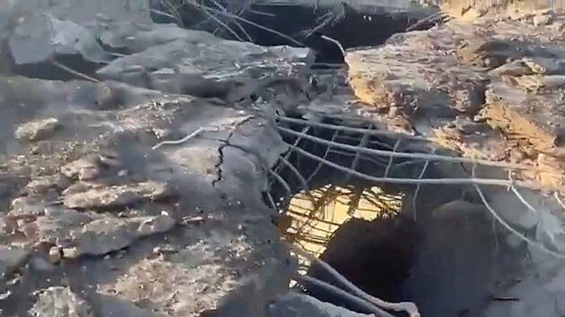 Nsledky ostelovn Antonivskho mostu pes Dnpr u Chersonu (27. ervence 2022)
