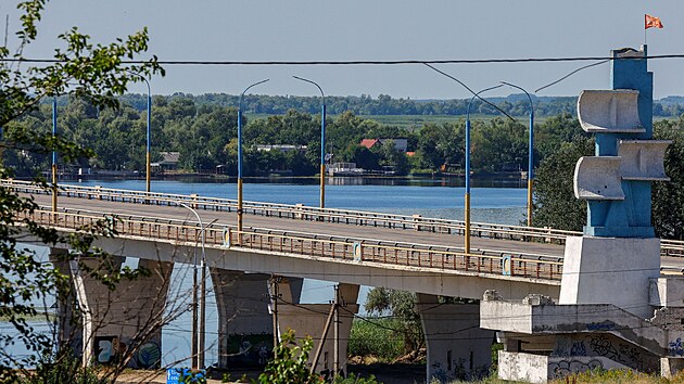Antonivskyj most přes Dněpr u Chersonu, který se stal cílem ukrajinského ostřelování (27. července 2022)
