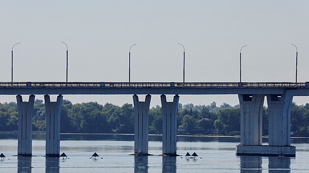 Antonivský most přes Dněpr u Chersonu, který se stal cílem ukrajinského ostřelování (27. července 2022)