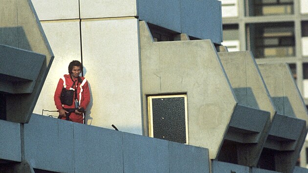 Tragick nos izraelskch sportovc na olympid v Mnichov v roce 1972. Ozbrojen policista na stee jednoho z dom v olympijsk vesnice.