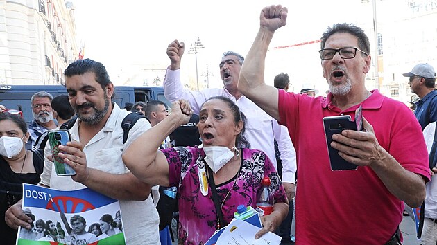 Madrid. panlt Romov demonstruj proti toku na 
romsk rodiny v andalusk obci Peal de Becerro (28. ervence 2022)