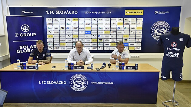 Tiskov konference Slovcka ped zatkem sezon. Zleva obrnce Michal Kadlec, editel klubu Petr Pojezn a trenr A-tmu Martin Svdk.
