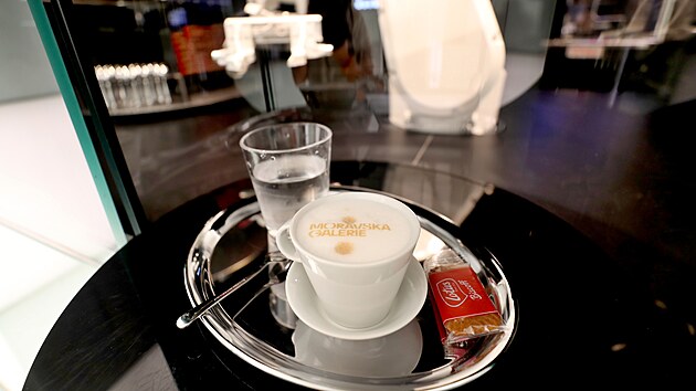 V uměleckoprůmyslovém muzeum vaří kávu robot. Na dotykové obrazovce si vyberete, jaký chcete nápoj, provedete platbu a robot vám kávu připraví. Pokud si připlatíte, robot na kávu vytvoří i vaše selfie.