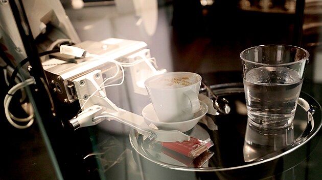 V uměleckoprůmyslovém muzeum vaří kávu robot. Na dotykové obrazovce si vyberete, jaký chcete nápoj, provedete platbu a robot vám kávu připraví. Pokud si připlatíte, robot na kávu vytvoří i vaše selfie.