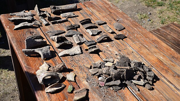 Archeologov pi vkopech na Hauentejn nali pozstatky historick kanalizace, zvec kosti i stepy keramiky ze 14. a 15. stolet. (28. ervence 2022)