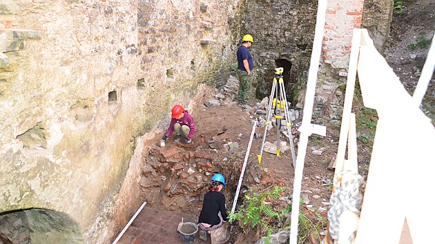 Na hrad Hauentejn zkoumaj archeologov zanikl stedovk pkop. (28. ervence 2022)