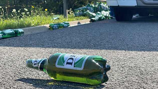 Na D11 havarovala dv nkladn auta, z jednoho se vysypaly lahve s pivem. (20. ervence 2022)