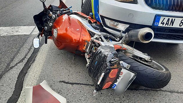 Mu� se z�kazem ��zen� uj�d�l policist�m na motorce, kter� m�la p�ilepen� zadn� sv�tlo z pap�ru.