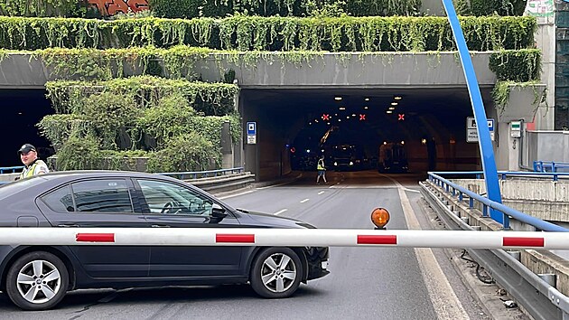 V tunelu Mr�zovka narazil do br�ny se sm�rovou cedul� kamion. (29. �ervence 2022)