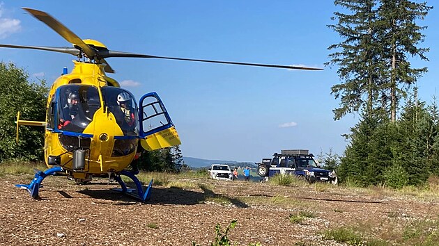Vrtulník letecké záchranné služby vzlétl na pomoc cyklistovi, který se zranil v bikeparku na Krampolíně. (22. července 2022)