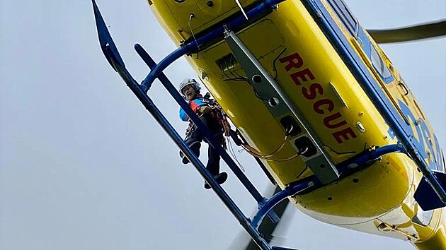 Vrtulník letecké záchranné služby vzlétl na pomoc cyklistovi, který v Jizerských horách zkolaboval. (22. července 2022)