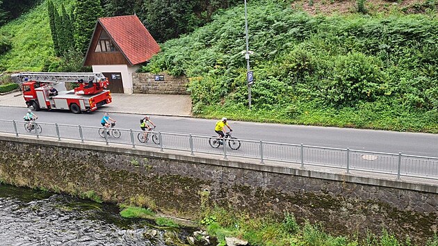Někteří cyklisté nerespektují zákaz vjezdu do Hřenska. (26. července 2022)