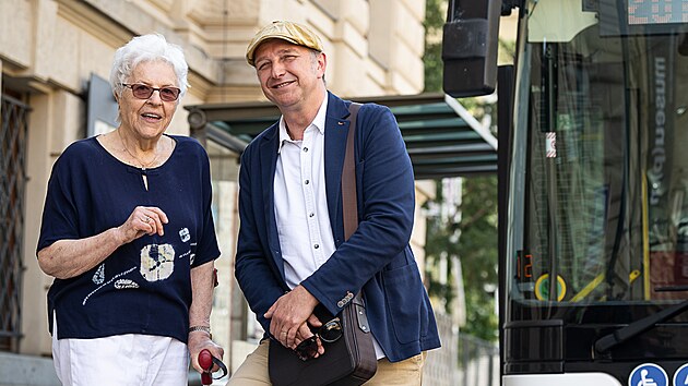 Dagmar Hazdrov provzela svm hlasem cestujc v praskch tramvajch a autobusech tm 30 let. tafetu po n na podzim 2022 pebr herec a dabr Jan Vondrek.