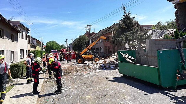 Odklzen trosek zcenho domu hasim trvalo a do pozdnch veernch hodin. Pot byly prce perueny a pokraovalo se druh den.