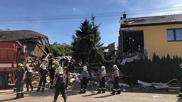 Odklzen trosek zcenho domu hasim trvalo a do pozdnch veernch hodin. Pot byly prce perueny a pokraovalo se druh den.