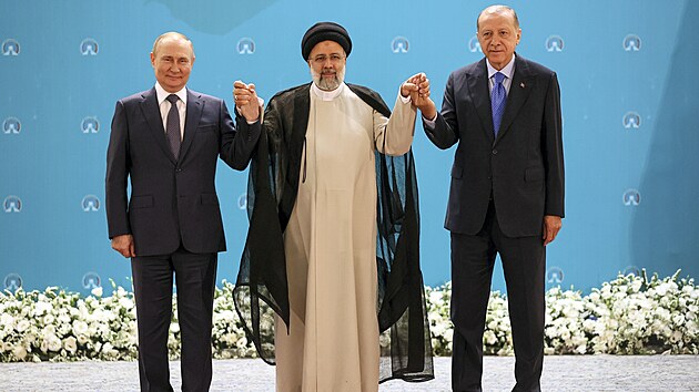 Rusk prezident Vladimir Putin, rnsk prezident brahm Ras a tureck prezident Recep Tayyip Erdogan pzuj na fotografii ped svmi rozhovory v palci v Tehernu. (19. ervence 2022)