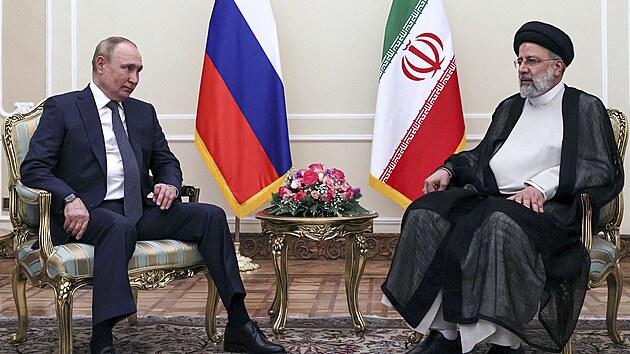 Rusk prezident Vladimir Putin a rnsk prezident Ebrhm Ras ped rozhovory v palci v Tehernu (19. ervence 2022)