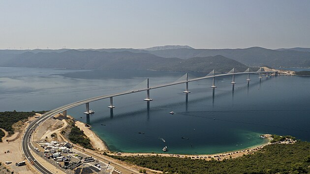 Pohled na nov postaven most na poloostrov Peljeac v Chorvatsku. (26. ervence 2022)