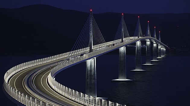 Pohled na nov postaven most na poloostrov Peljeac v Chorvatsku. (25. ervence 2022)