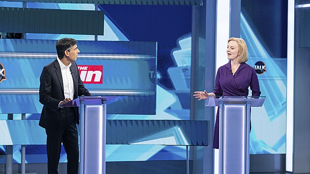 Ministryn� zahrani�� Liz Trussov� a exministr financ� Rishi Sunak b�hem debaty (26. �ervence 2022)