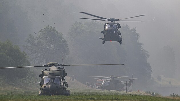 Vrtulníky Bundeswehru přistávají na březích Labe, aby pomohly s hasičským úsilím v Národním parku Saské Švýcarsko. (28. července 2022)