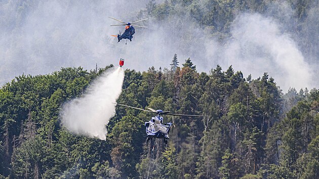 Vrtulníky německé spolkové policie hasí požár v národním parku Saské Švýcarsko. (28. července 2022)