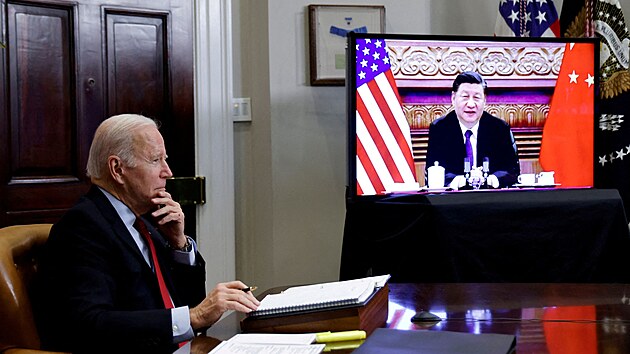 Americk prezident Joe Biden virtuln hovo s nskm vdcem Si in-pchingem z Blho domu ve Washingtonu. (15. listopadu 2021)
