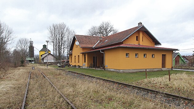 Zanedbanou �elezni�n� tra� mezi Polnou a Dobron�nem pohlcuje vegetace. Vlak tudy neprojel ji� dlouh� l�ta. Ze star�ch d�ev�n�ch  pra�c� dokonce rostou stromy.